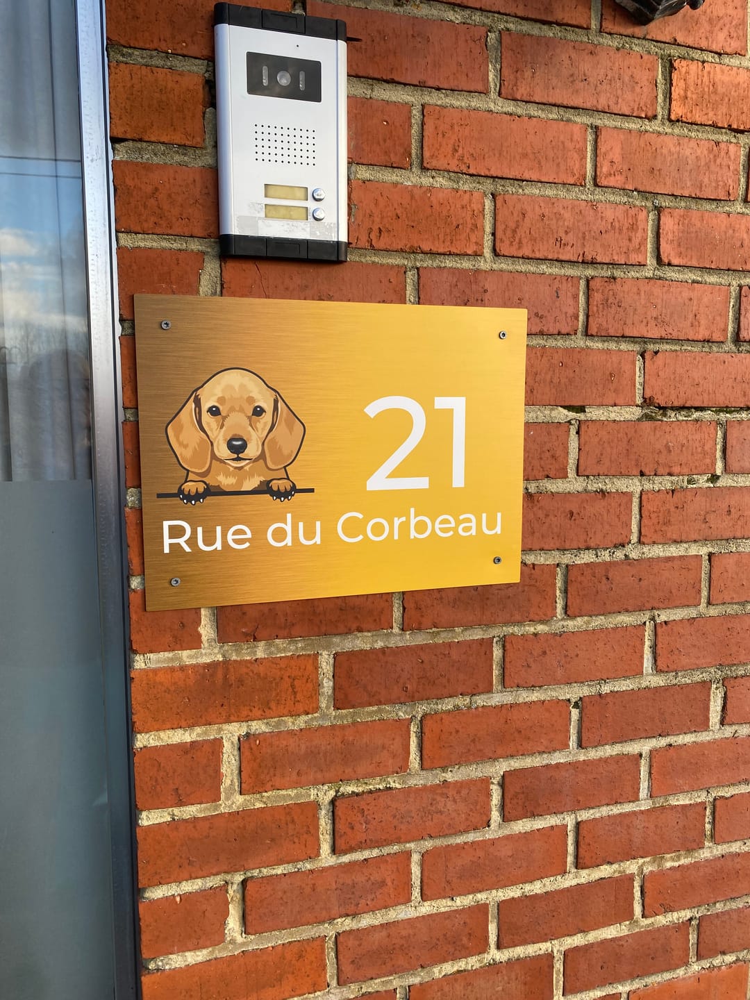 Customer photo review of Chiens curieux et numéro de maison - Plaque de porte personnalisée