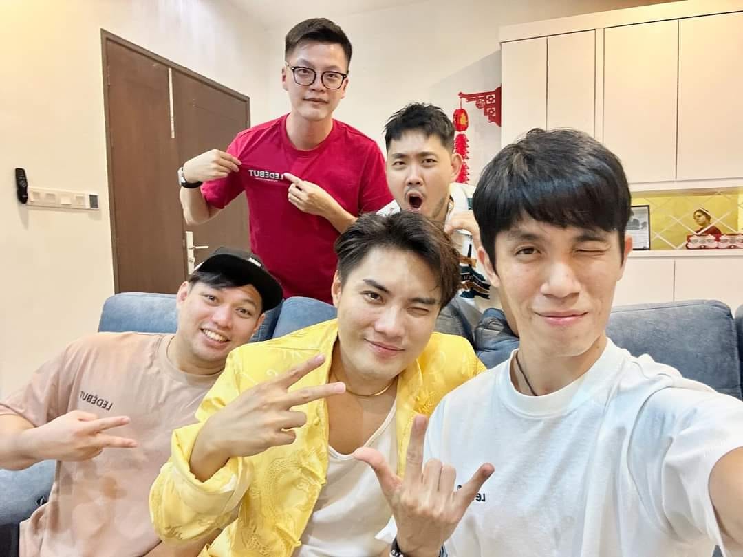 Customer photo review of Unisex LEB Front Pearl Print Oversized Tee