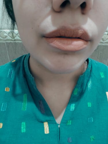 Customer photo review of O.TWO.O HONEY WHISPER VELVET MATTE LIP GLAZE