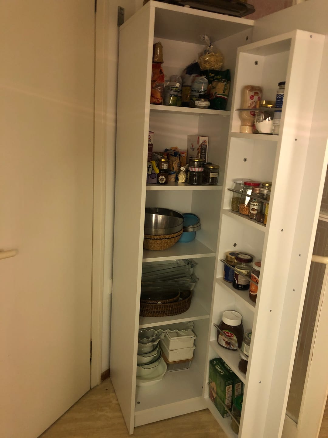 Customer photo review of Rani JE104 Çok Amaçlı Dolap Tekerlekli Tek Kapaklı Kiler Erzak Mutfak Dolabı Beyaz