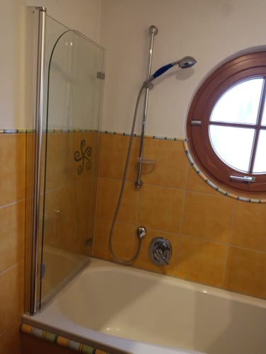 Customer photo review of SONNI Badewannenaufsatz Duschabtrennung 2-teilig Falttür ESG Klarglas mit beideseitiger Nano Beschichtung