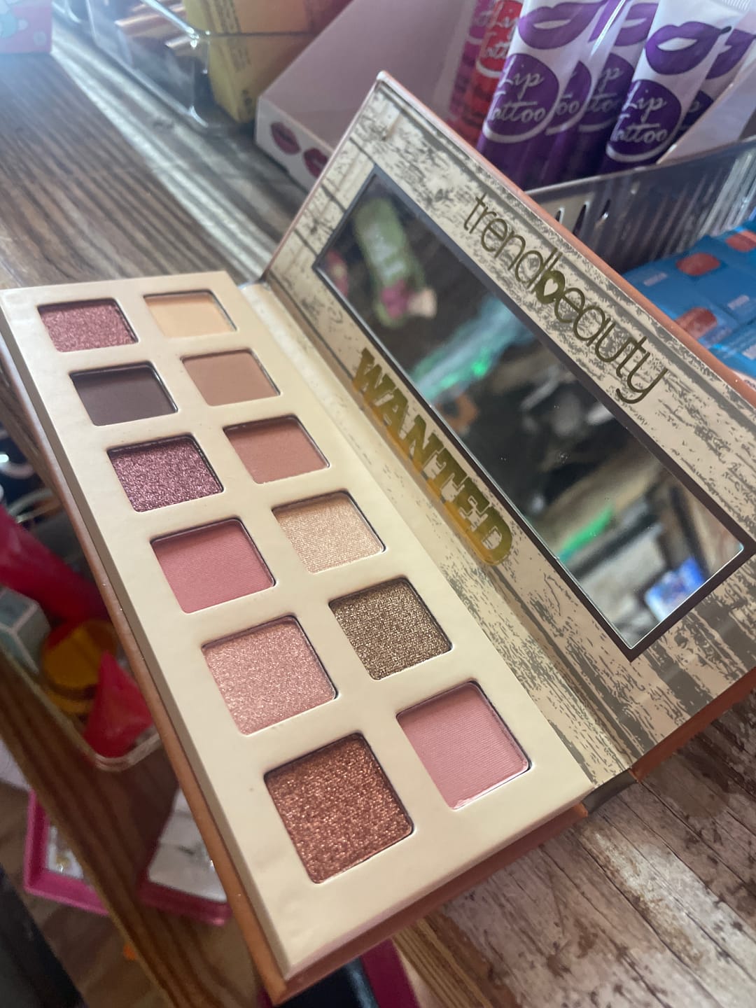 Customer photo review of Trendbeauty Wanted - Eyeshadow Palette - Wholesale Display 6 Units (TBE12-B)