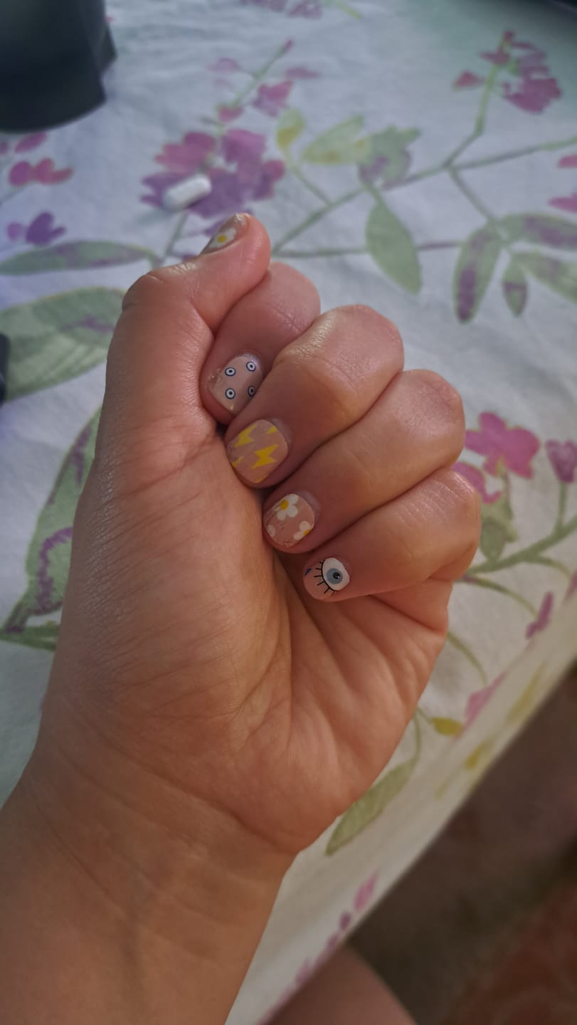 Customer photo review of Essence Esmalte Gel  Gloss 'N Roll
