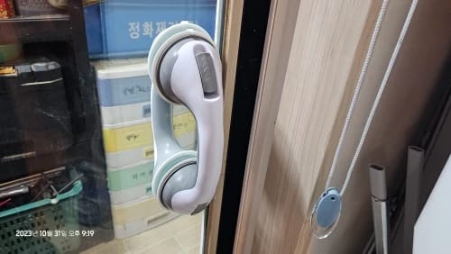 Customer photo review of Barre d'appui salle de bain antidérapante avec ventouse