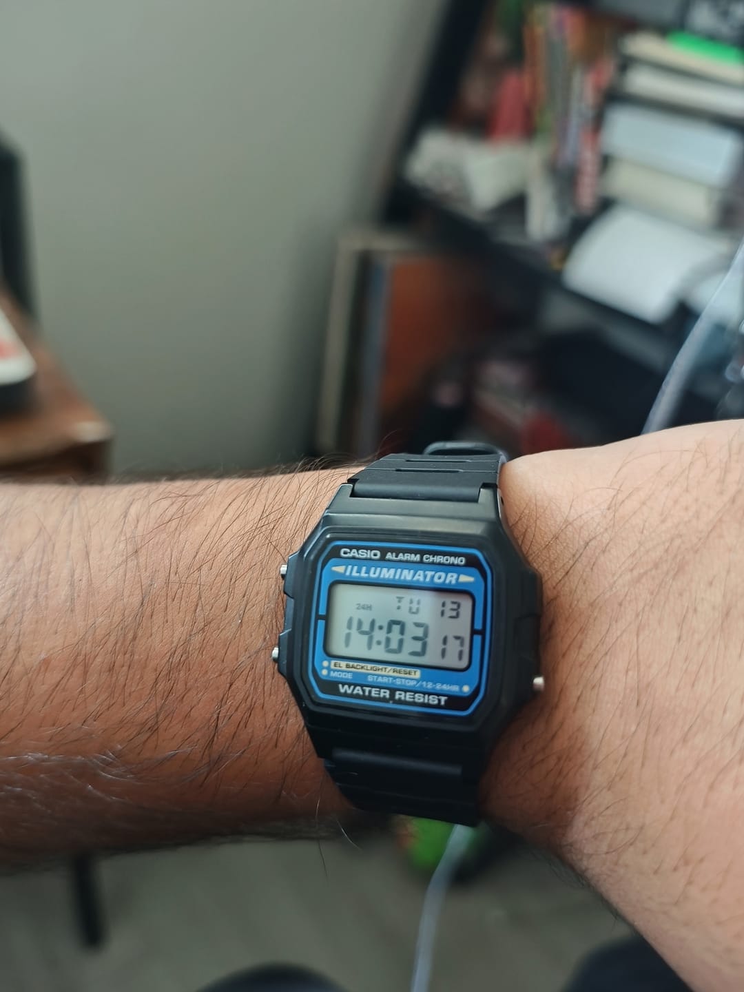 Customer photo review of Reloj Casio Vintage F-105W-1ADF Azul/Negro Illuminator