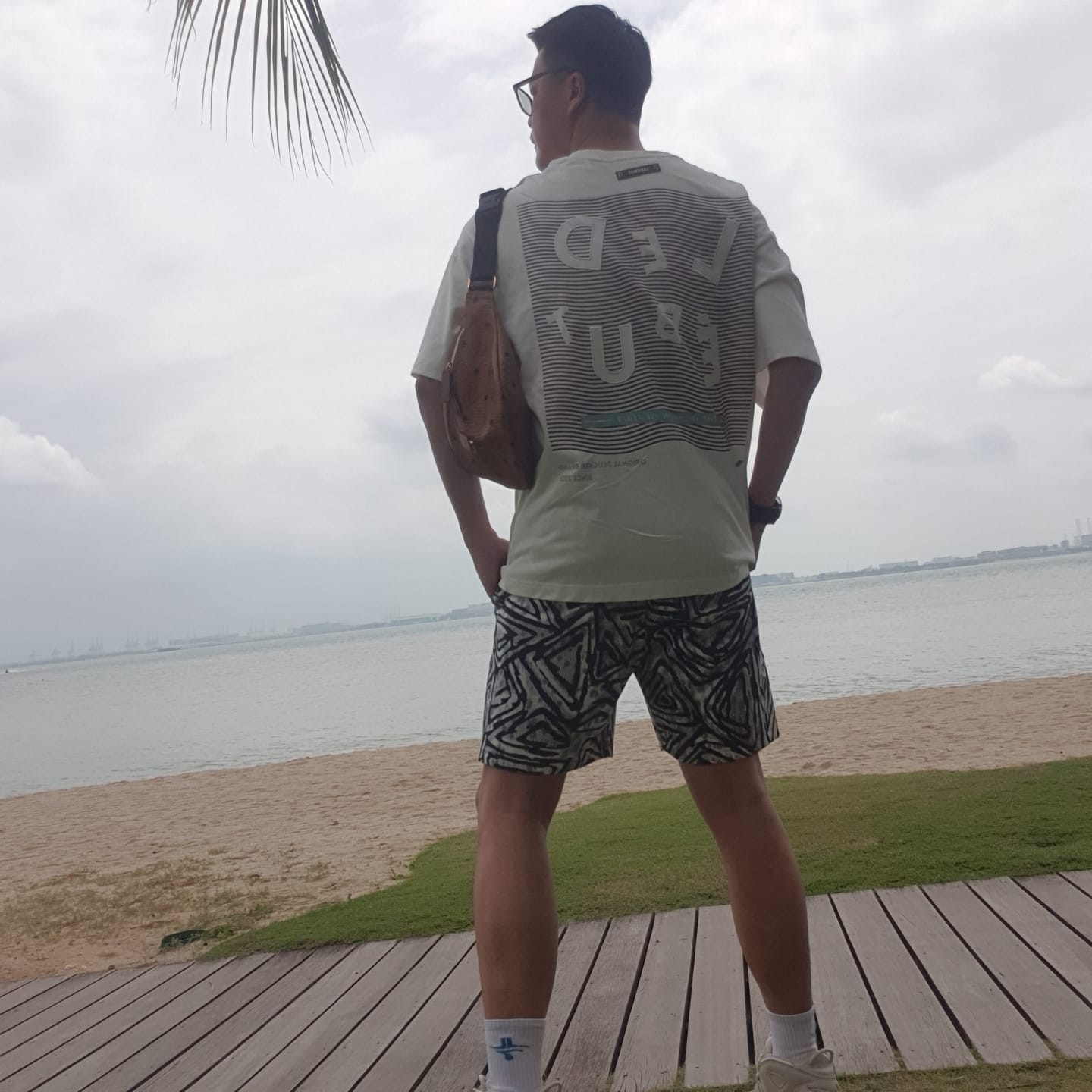 Customer photo review of Unisex LEB Front Pearl Print Oversized Tee