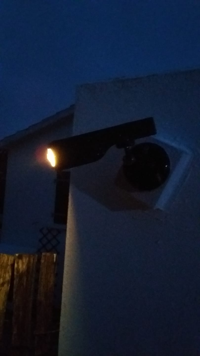 Customer photo review of Lampe murale solaire Puissante à détecteur de mouvements