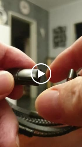 Customer video review of Lederarmband "Brave"