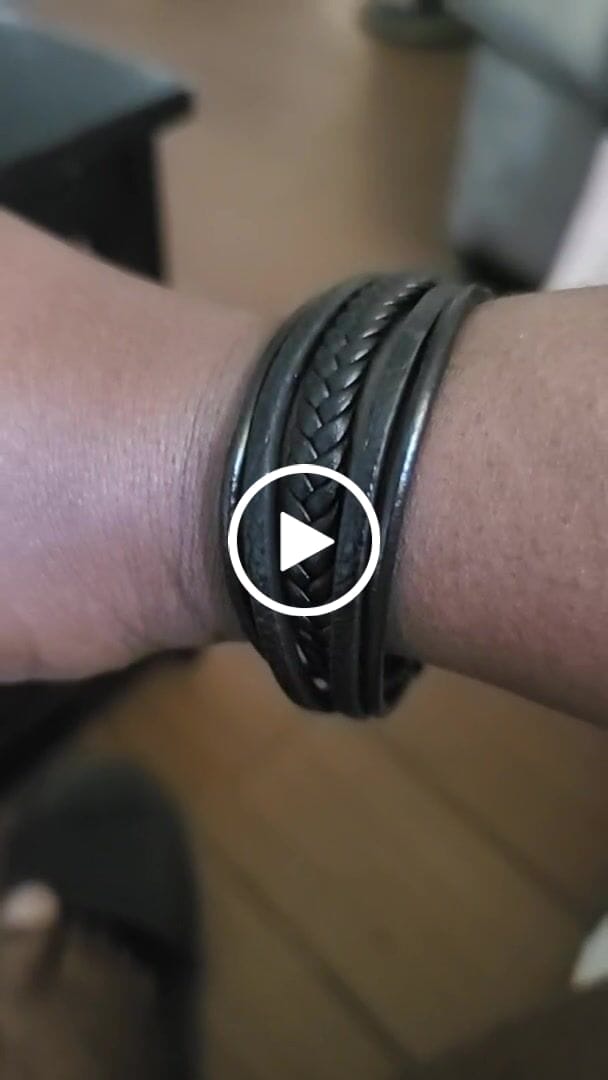 Customer video review of Lederarmband "Braid"