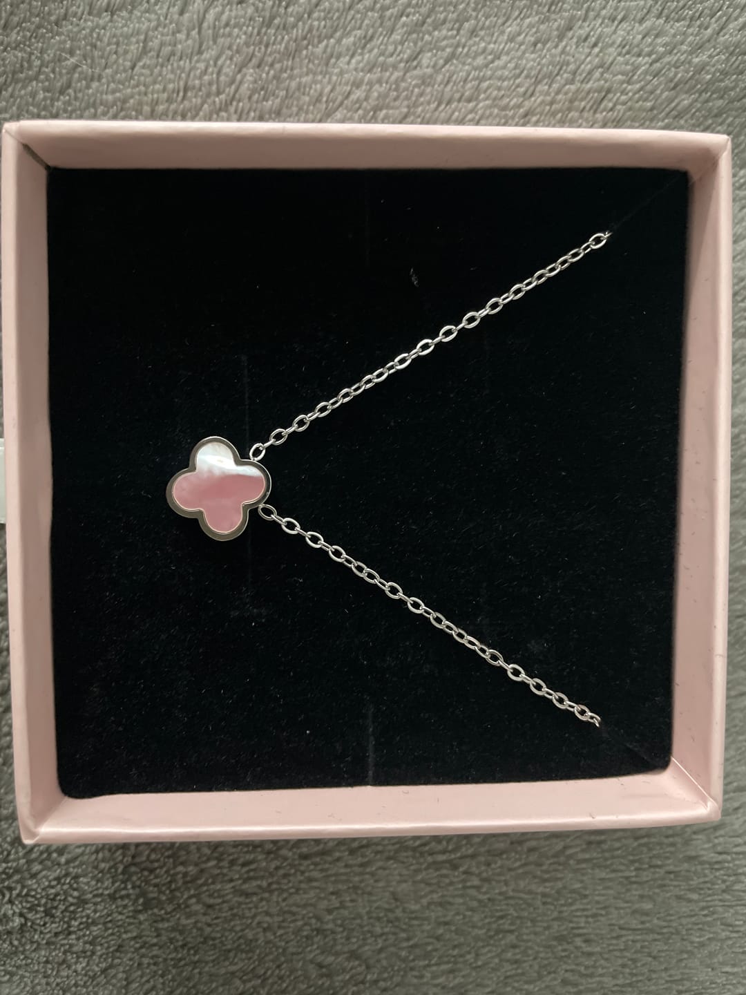 Customer photo review of Rosa Perlmutt Clover Kette | 18K vergoldet