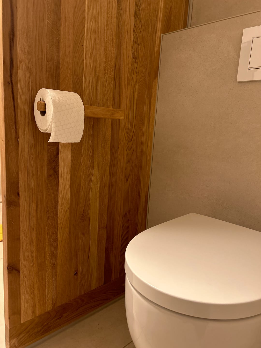Customer photo review of Toilettenpapierhalter LEO aus Eiche