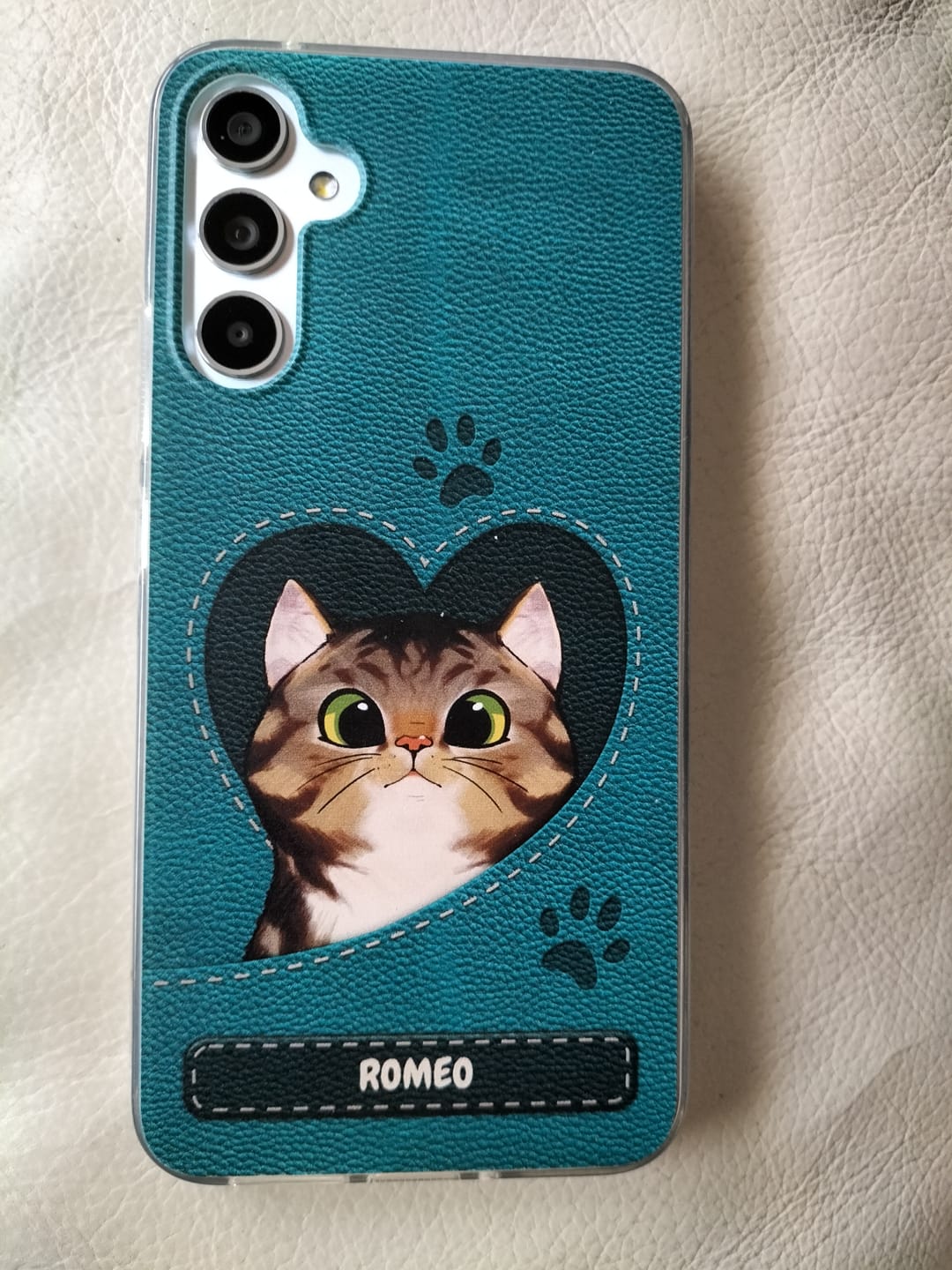 Customer photo review of Gatto con cuore aspetto similpelle - Custodia per il telefono personalizzata