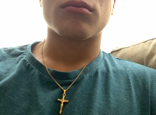 Reseña con foto de un cliente sobre Cross Minimal Pendant Oro