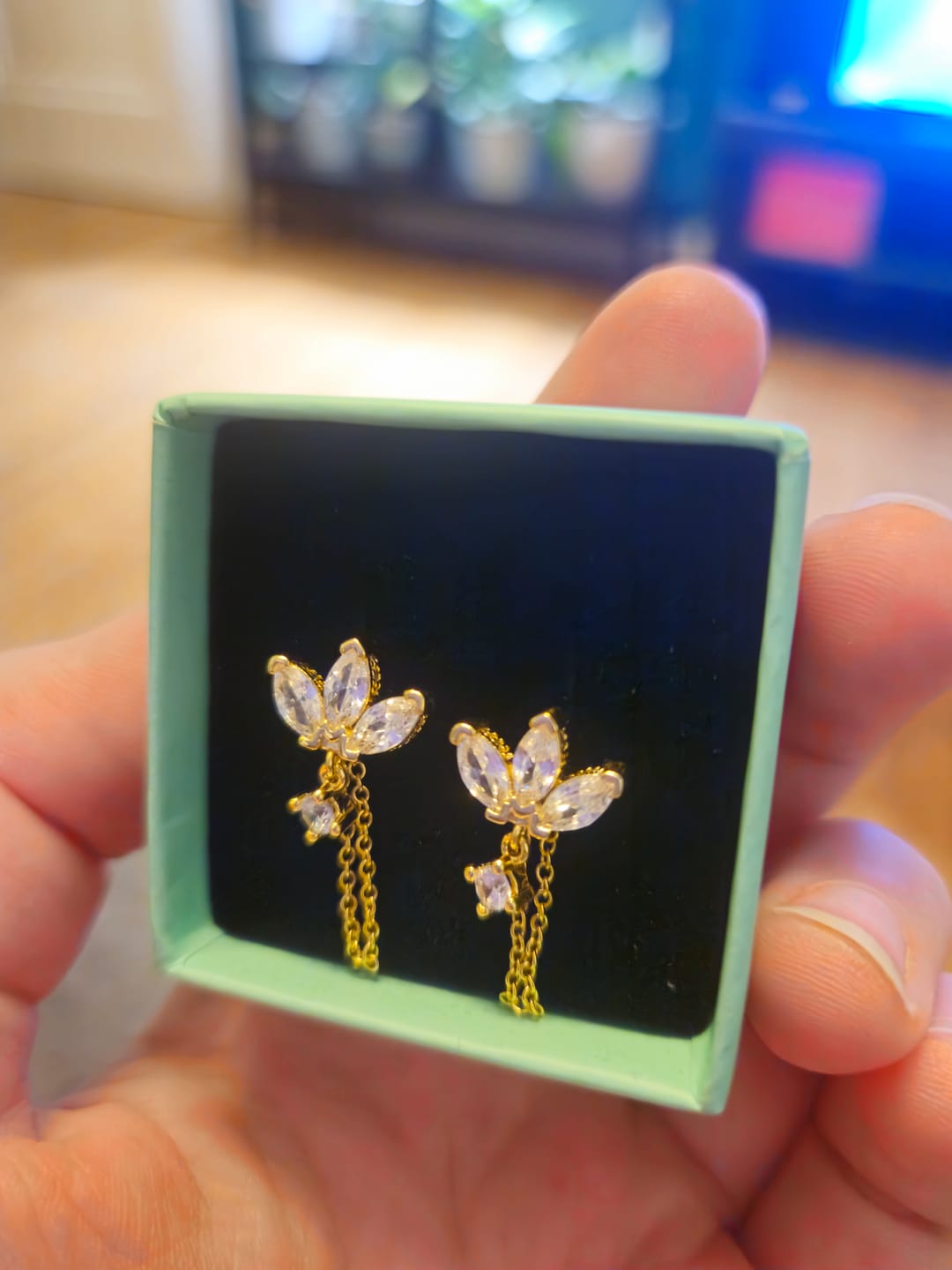 Customer photo review of Limitless Sky Lotus Ohrstecker 14K Vergoldet