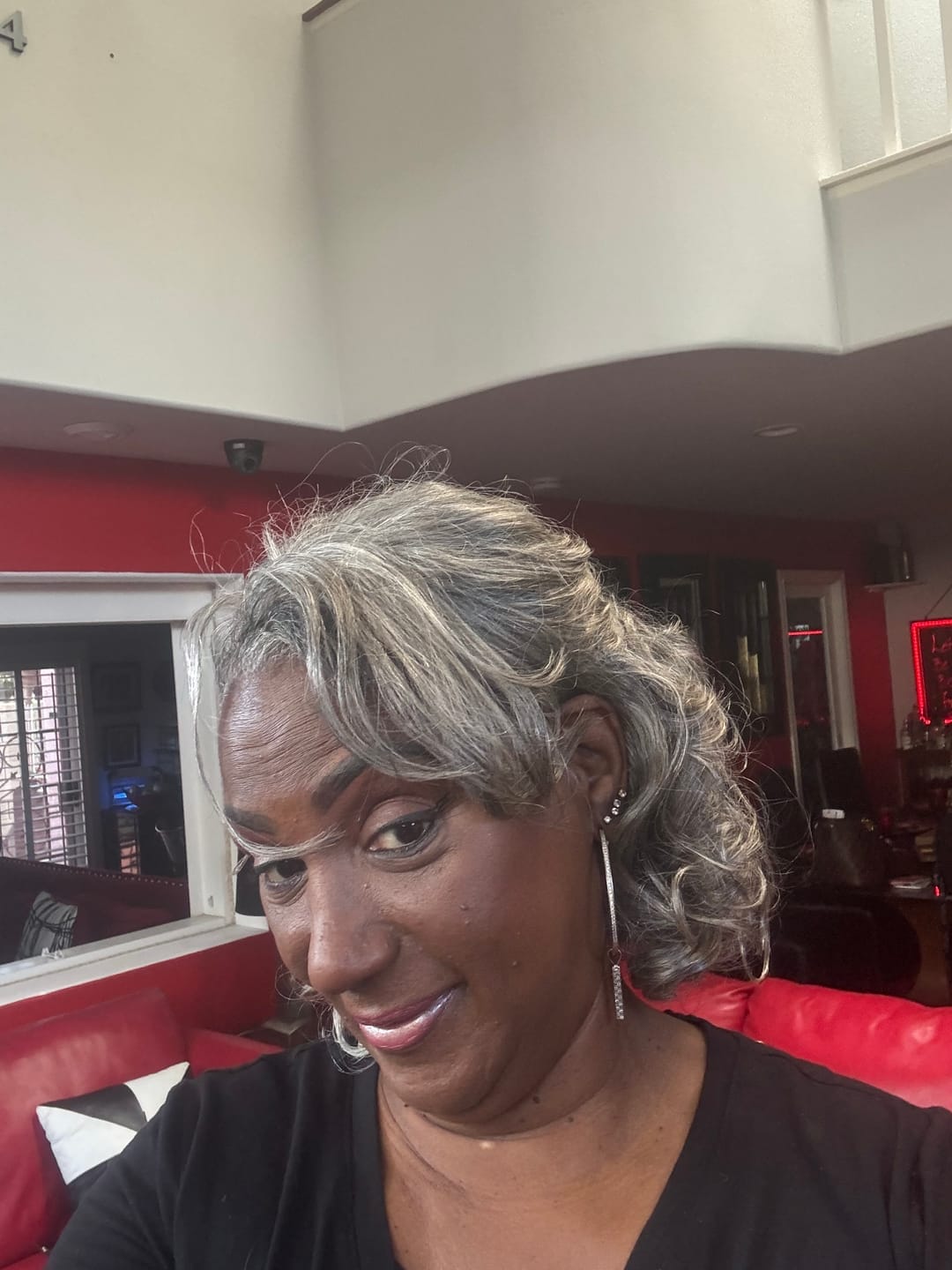 Customer photo review of Luvwin 5x5 Salt And Pepper Glueless Gray Color Layered Cut Body Wave Pre-Cut Lace Bob Wig 100% Human Hair