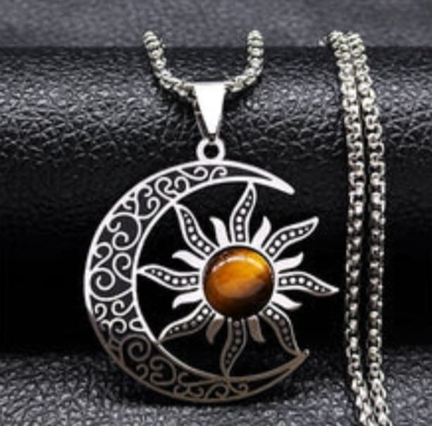 Customer photo review of Pendentif "Équilibre Cosmique Lune-Soleil" en Oeil de Tigre