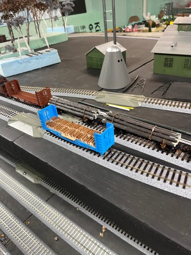 Customer photo review of Rivarossi HR6629 2-unit set of log cars, "Coos Bay Lumber Co.", No. 166 and 168, ep. III, HO