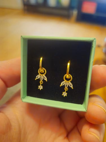 Customer photo review of Simple Lotus Huggie Ohrringe