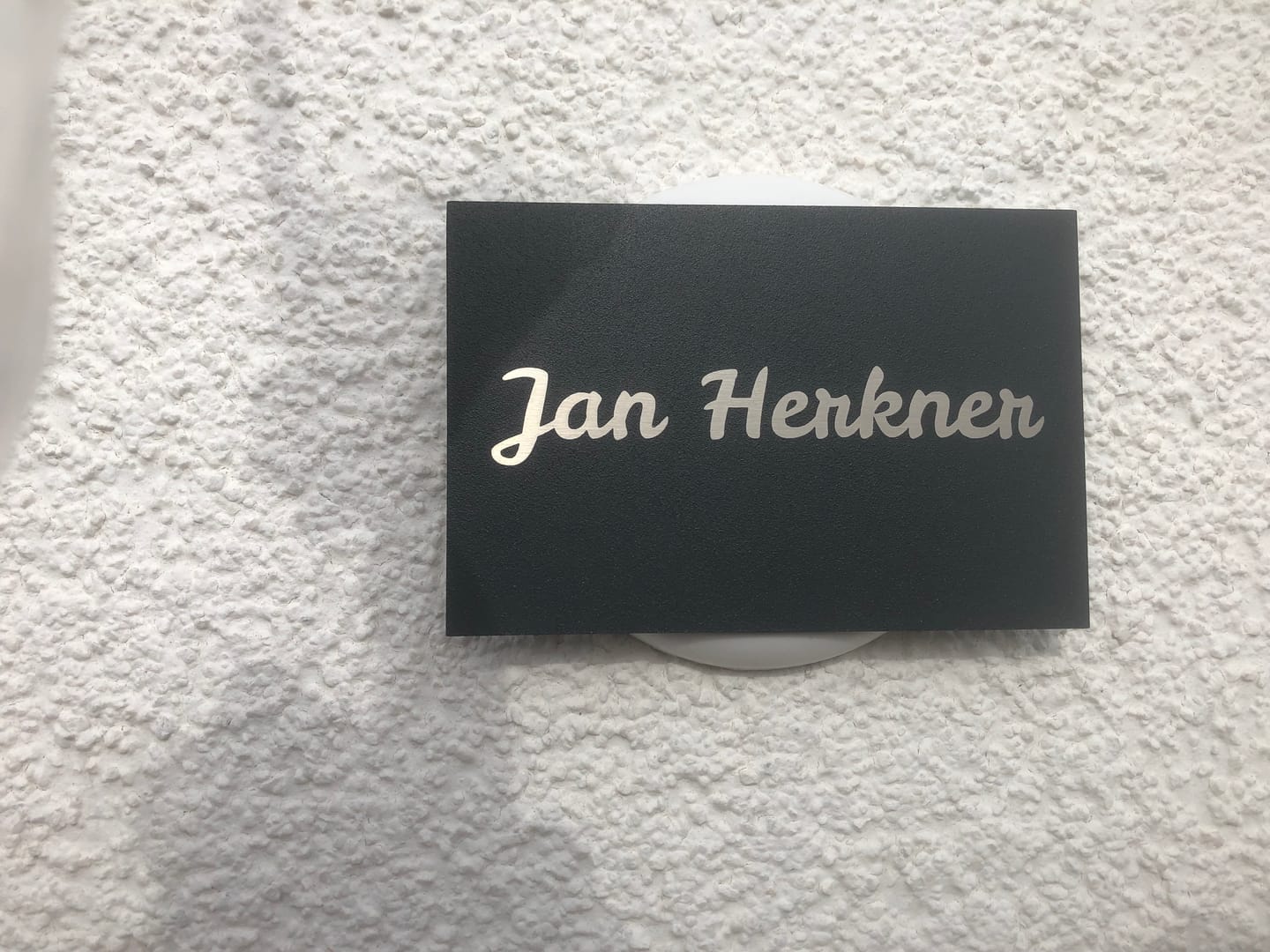 Customer photo review of Farbige Edelstahlschilder in verschiedenen Größen. Individuell personalisierbar 40 Schriftarten über 200 Motive.