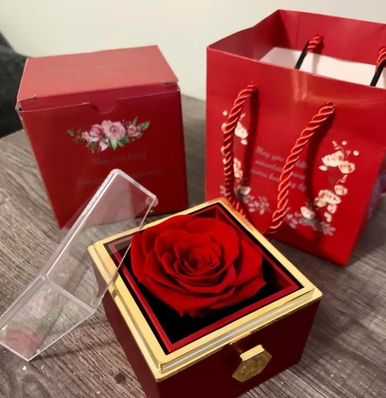 Customer photo review of Engraved Necklace with Eternal Rose Box