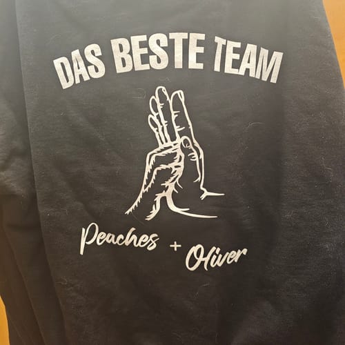 Customer photo review of Das beste Team - Personalisierbarer Unisex Hoodie Rückendruck