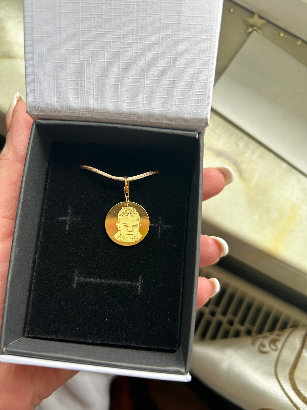 Customer photo review of KETTENANHÄNGER DENISE GOLD 18MM MIT KARABINER / FOTOGRAVUR