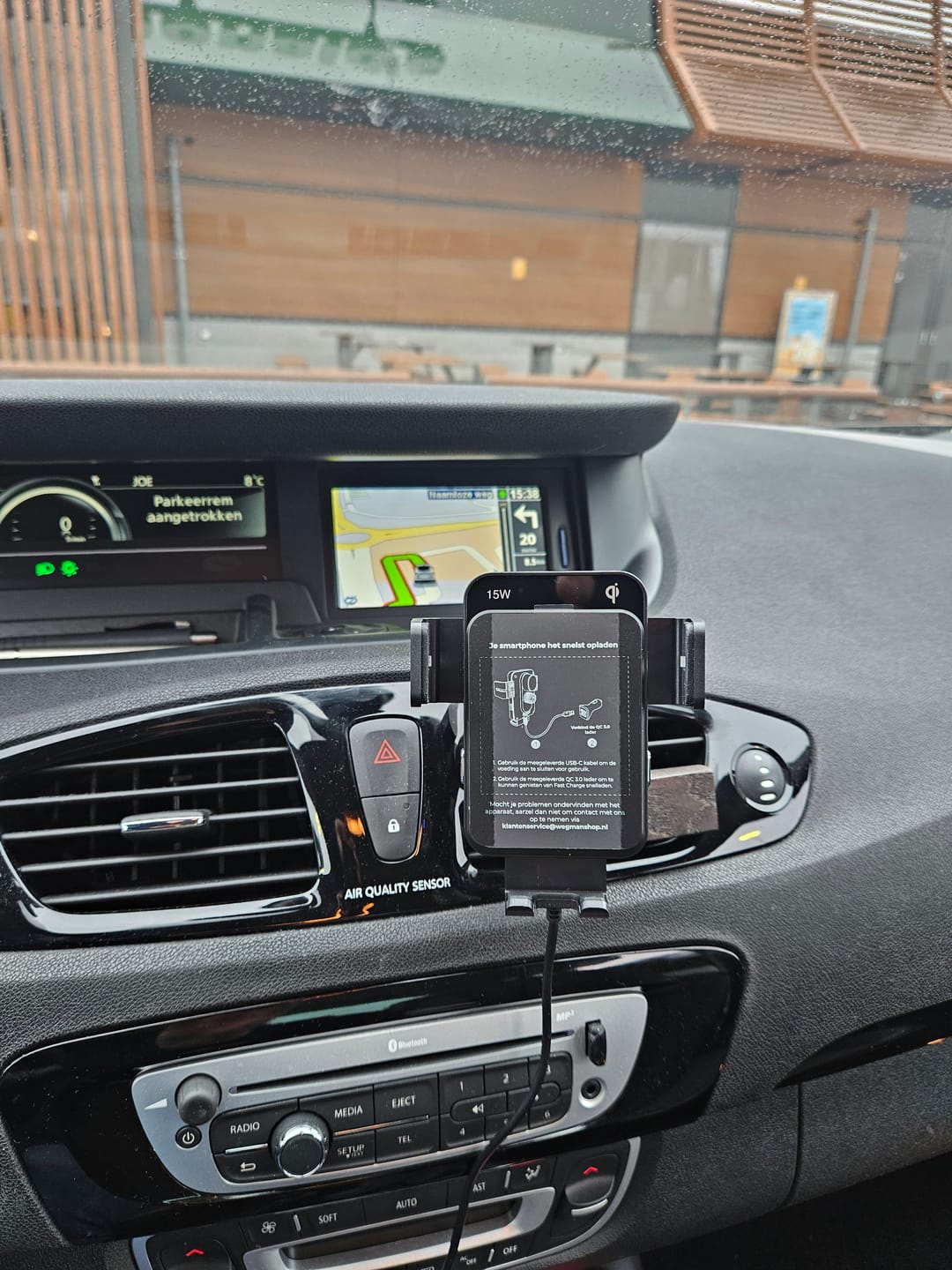 Customer photo review of Wegman Telefoonhouder met QI Draadloze Oplader Auto (15W autolader) - Ventilatierooster, Raam, Dashboard - Magsafe