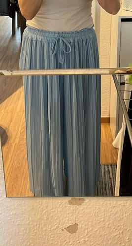 Customer photo review of B-Ware 380. Lamiya Plissee Hose - Hellblau