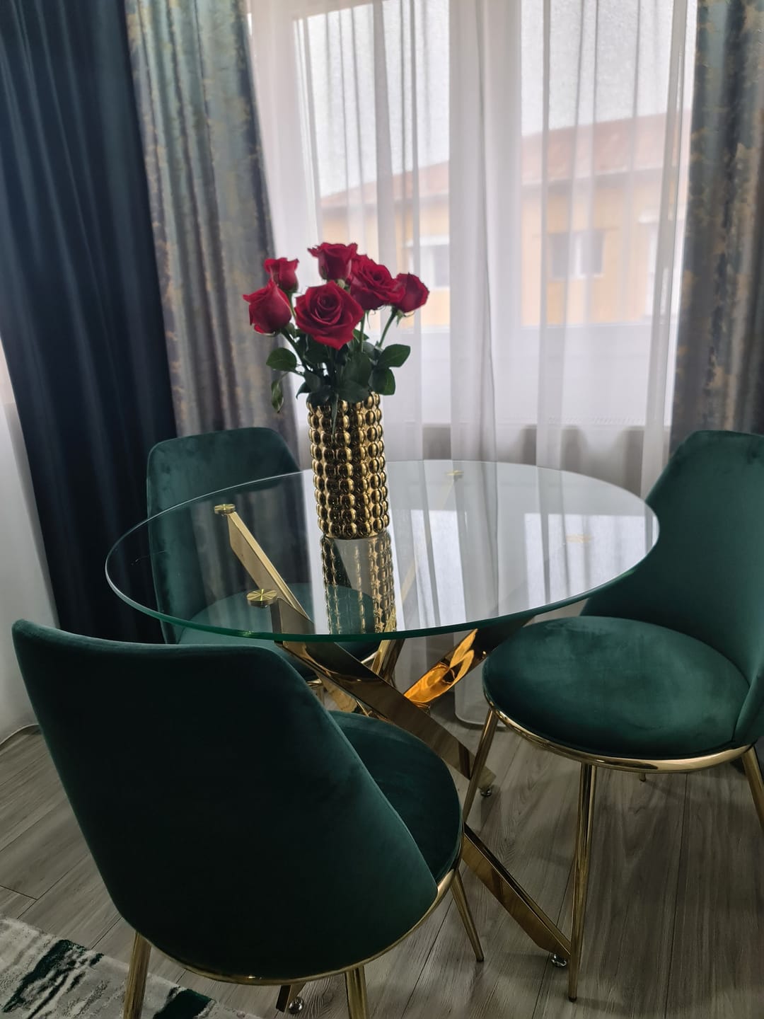 Customer photo review of Masa AGIS, transparent/auriu, sticla securizata/metal, 90x90x75 cm