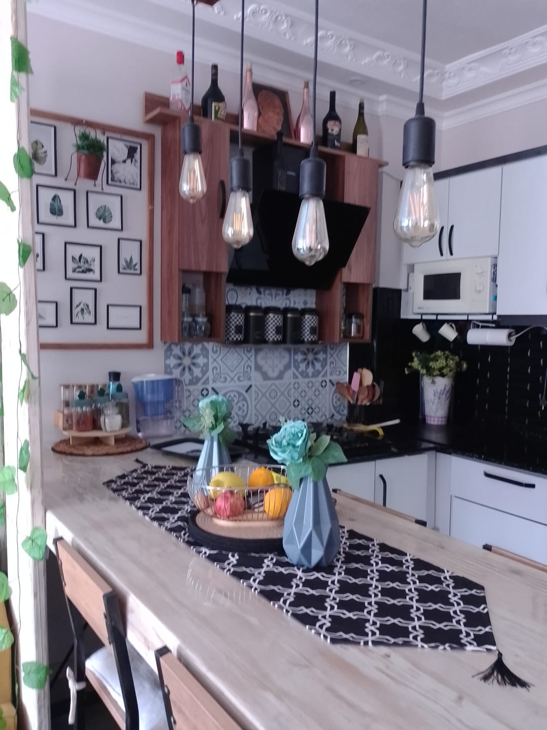 Customer photo review of Rani E2 Kapaklı 3 Bölmeli  Duvar Rafı Minyatür Ceviz