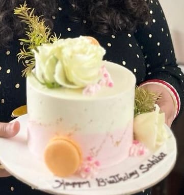 Customer photo review of Macaron Splash Cake
