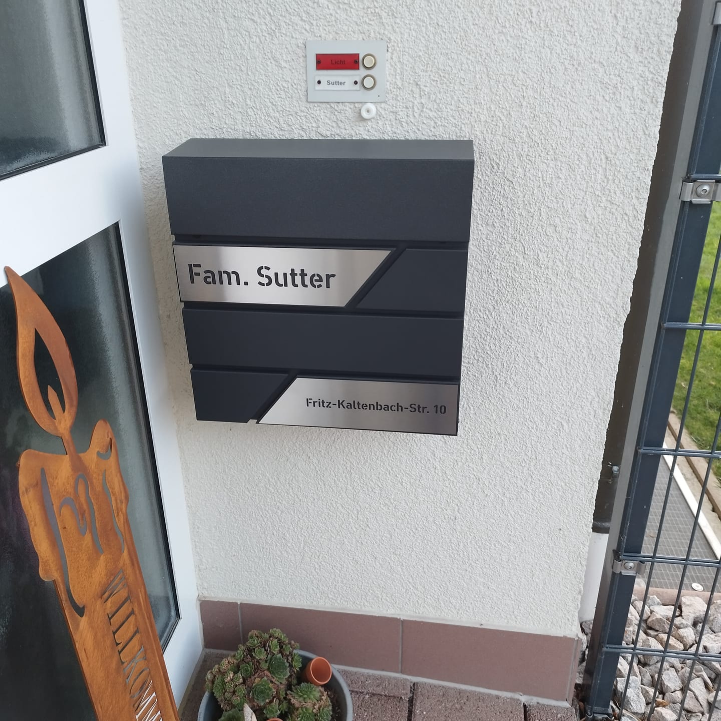 Customer photo review of AlbersDesign Briefkasten B1 Eisenglimmer (DB703) personalisiert mit Edelstahl-Schildern