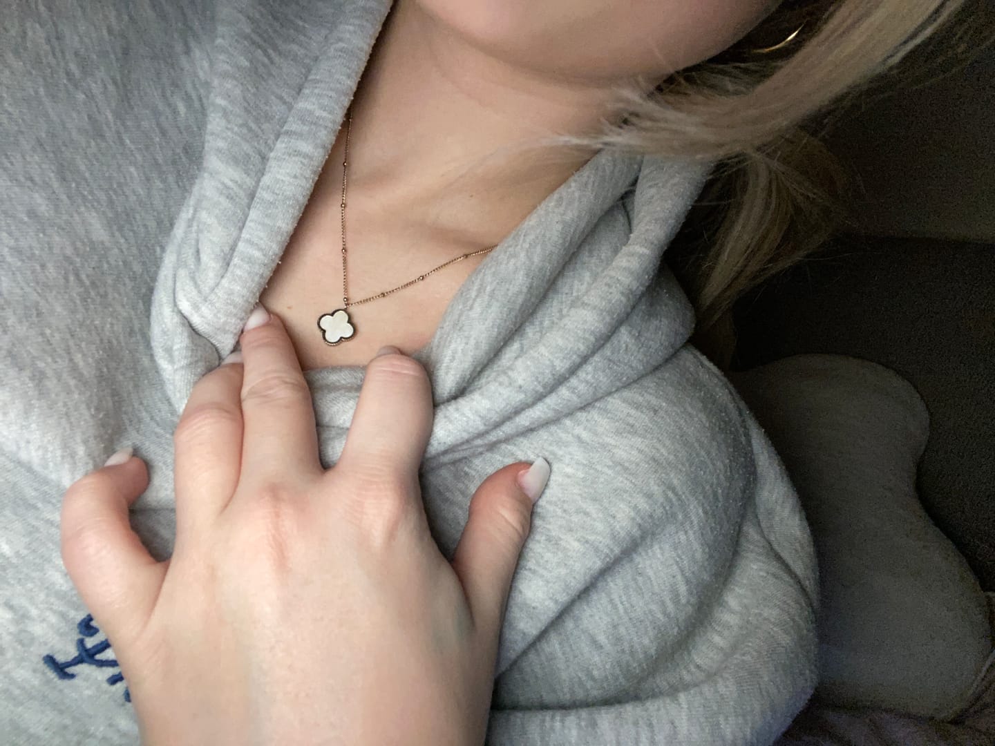 Customer photo review of Perlmutt Lucky Leaf Kette 14K Vergoldet