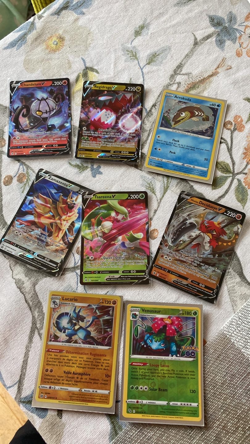 Customer photo review of Pokemon TCG - 5 random V cards and 3 mystery cards