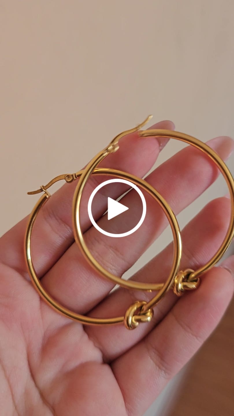Customer video review of Brinco de Argola Nó Central Banhado em Ouro 18K