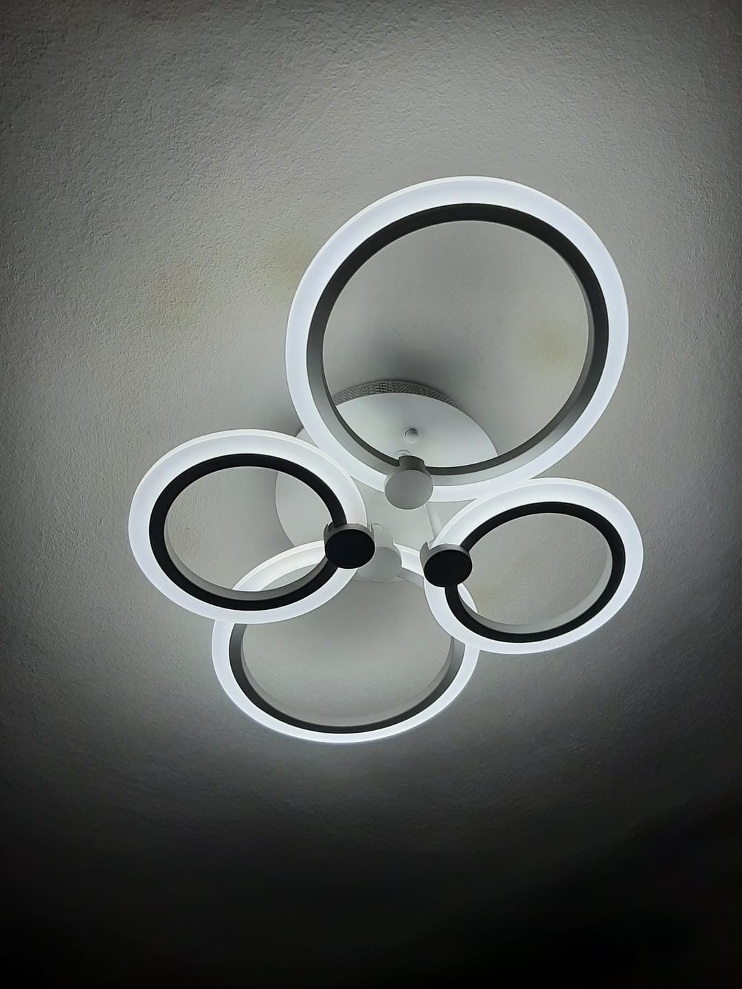 Customer photo review of Lustra LED 2+2 CIRCLE Design Alb Echivalent 400W Telecomanda