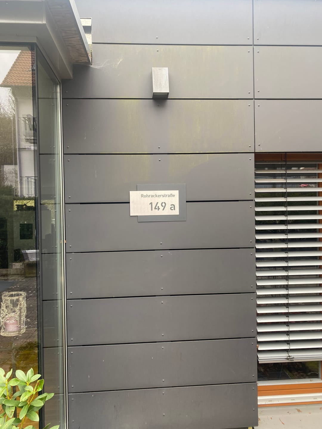 Customer photo review of Edelstahl-Hausnummer mit Straße, mit 3D Effekt, Rückplatte pulverbeschichtet in DB703, Frontblende in Edelstahl