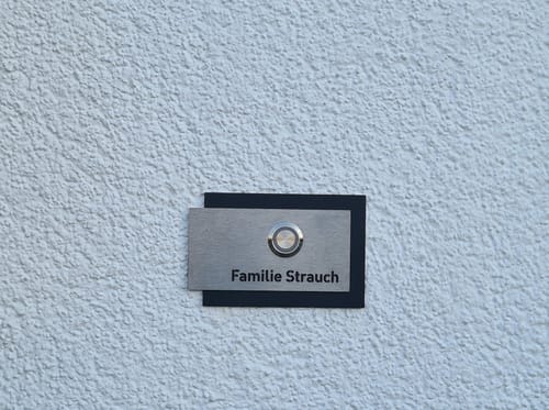 Customer photo review of AlbersDesign personalisierte Edelstahl-Klingel K5 mit 3D-Effekt in Anthrazit (RAL7016)