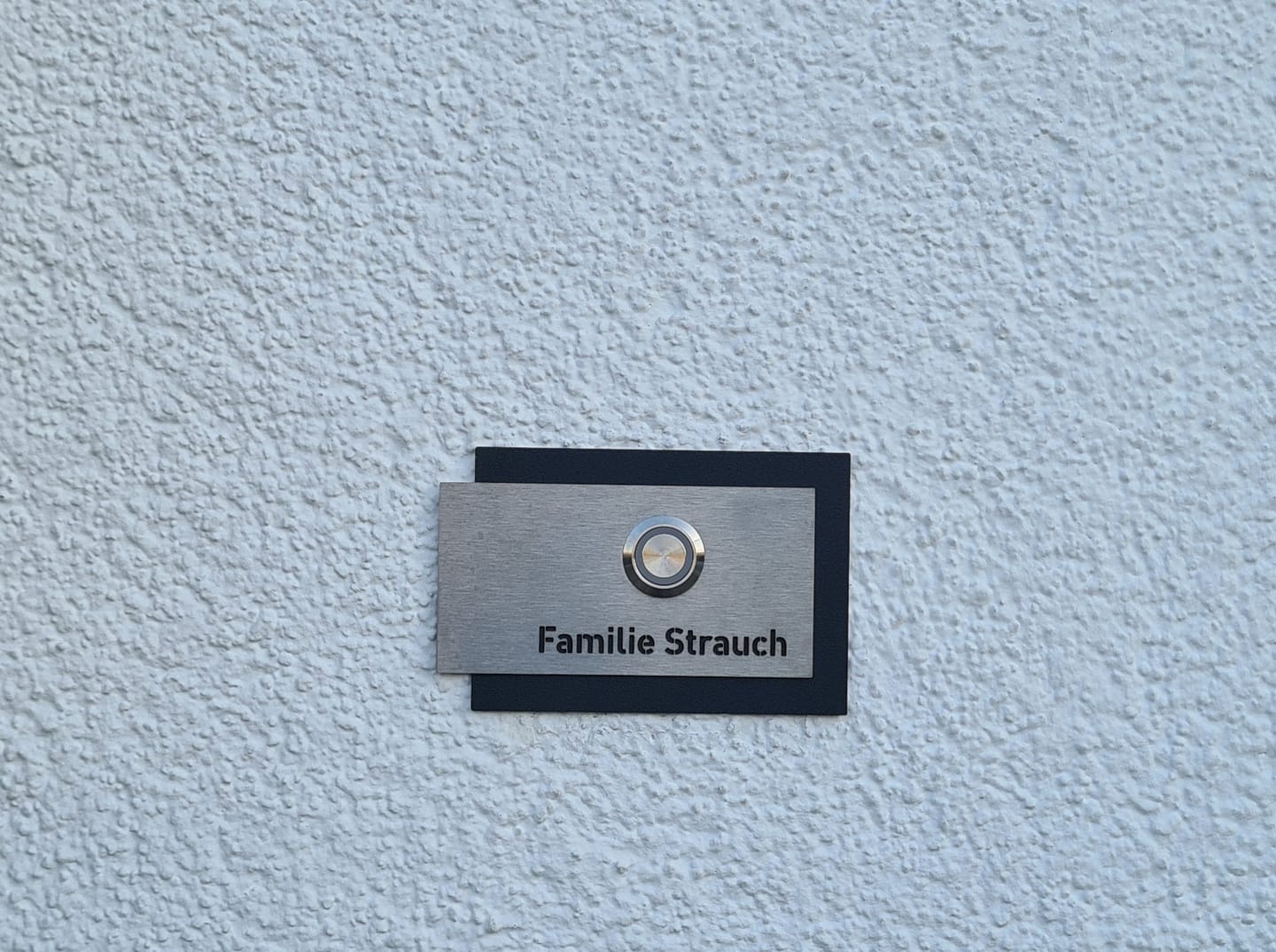 Customer photo review of AlbersDesign personalisierte Edelstahl-Klingel K5 mit 3D-Effekt in Anthrazit (RAL7016)