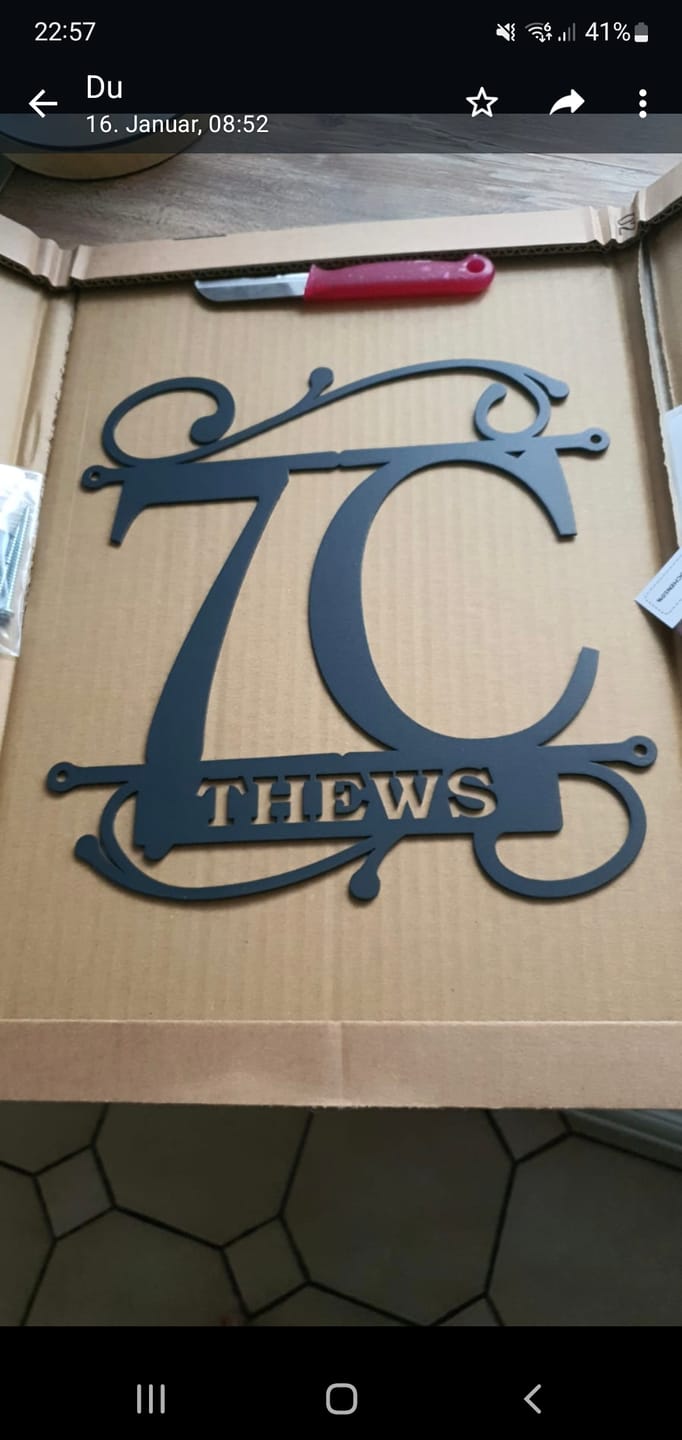 Customer photo review of Hausnummer Türschild mit Ornament und Familiennamen aus edlem Stahl