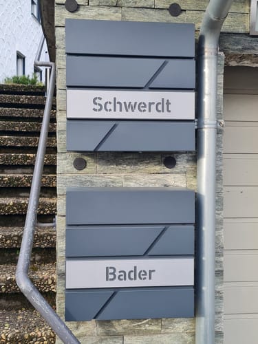 Customer photo review of AlbersDesign Briefkasten B17 Anthrazit (RAL7016) personalisiert mit Edelstahl-Schild