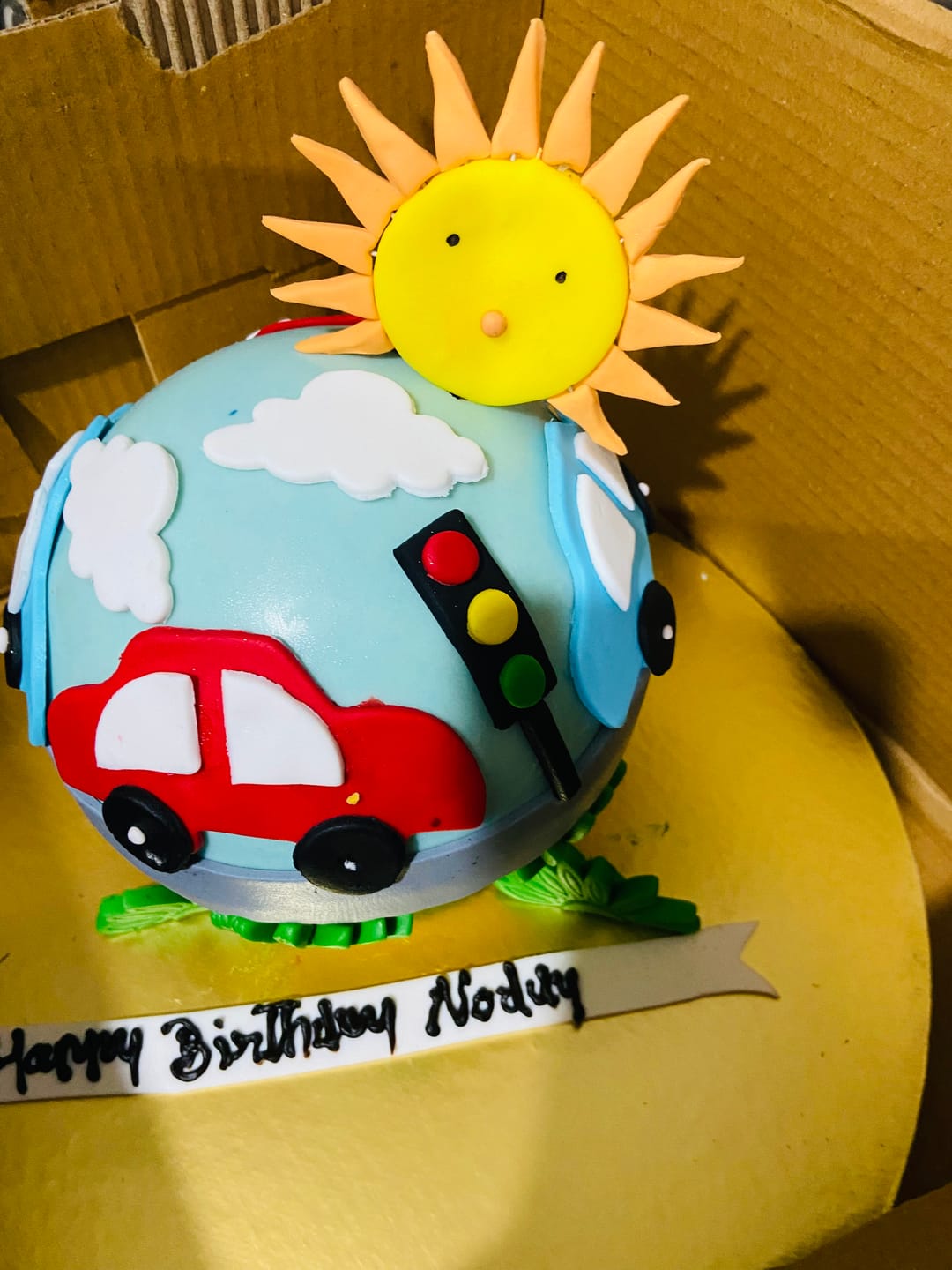 Customer photo review of Car Round Pinata Cake