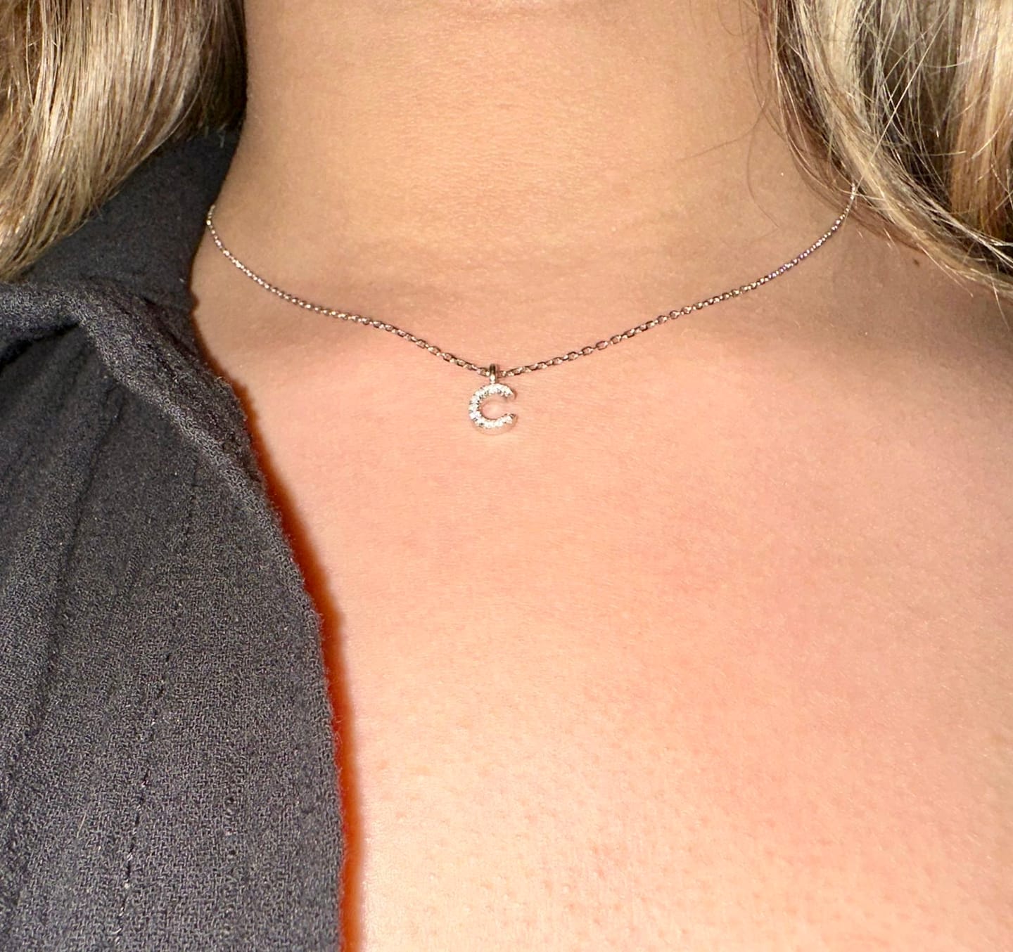 Customer photo review of Collar Plateado Inicial Zirconias