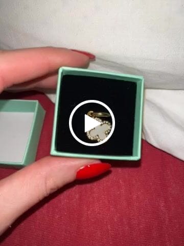 Customer video review of Pave Perlmutt Lucky Leaf Ohrringe 14K Vergoldet