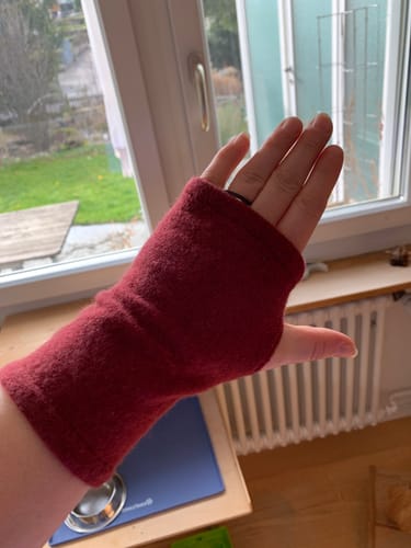 Customer photo review of Kaschmir Handstulpen Rot