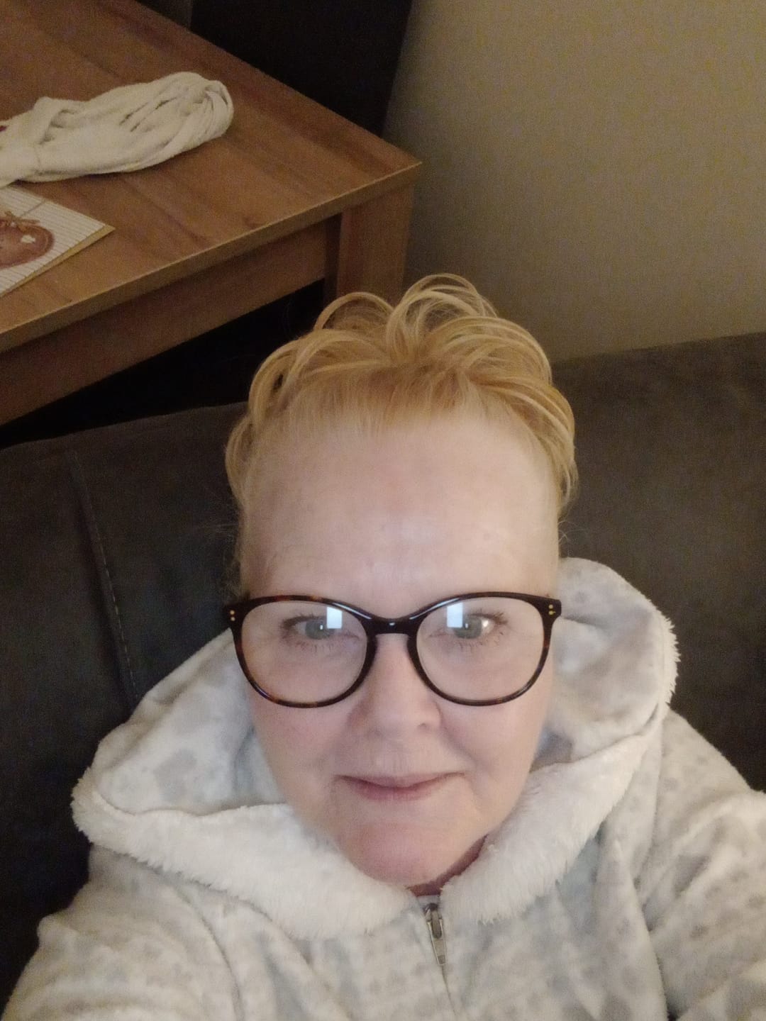 Customer photo review of Stranded Flicky Messy Scrunchie Bun