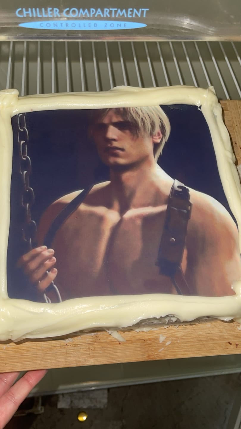Customer photo review of 25cm x 25cm Square Custom Edible Icing Image