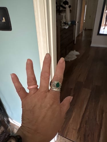 Customer photo review of Leaves Onyx Fidget Ring