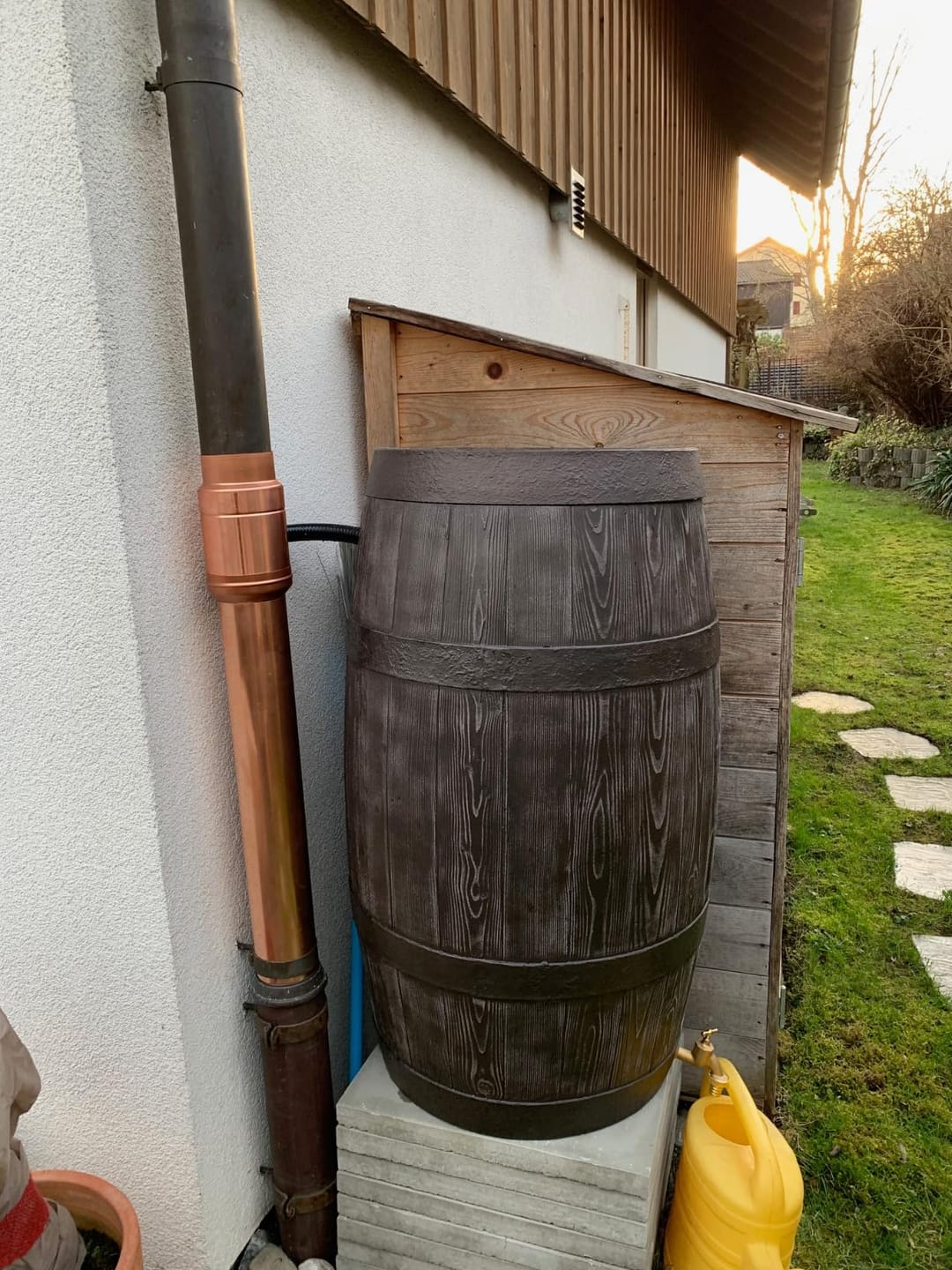 Customer photo review of YourCasa Regentonne 250 Liter [Timber] mit Metallgewinde und Deckel - Regenfass Frostsicher aus Kunststoff in Holzoptik - Regenwassertonne