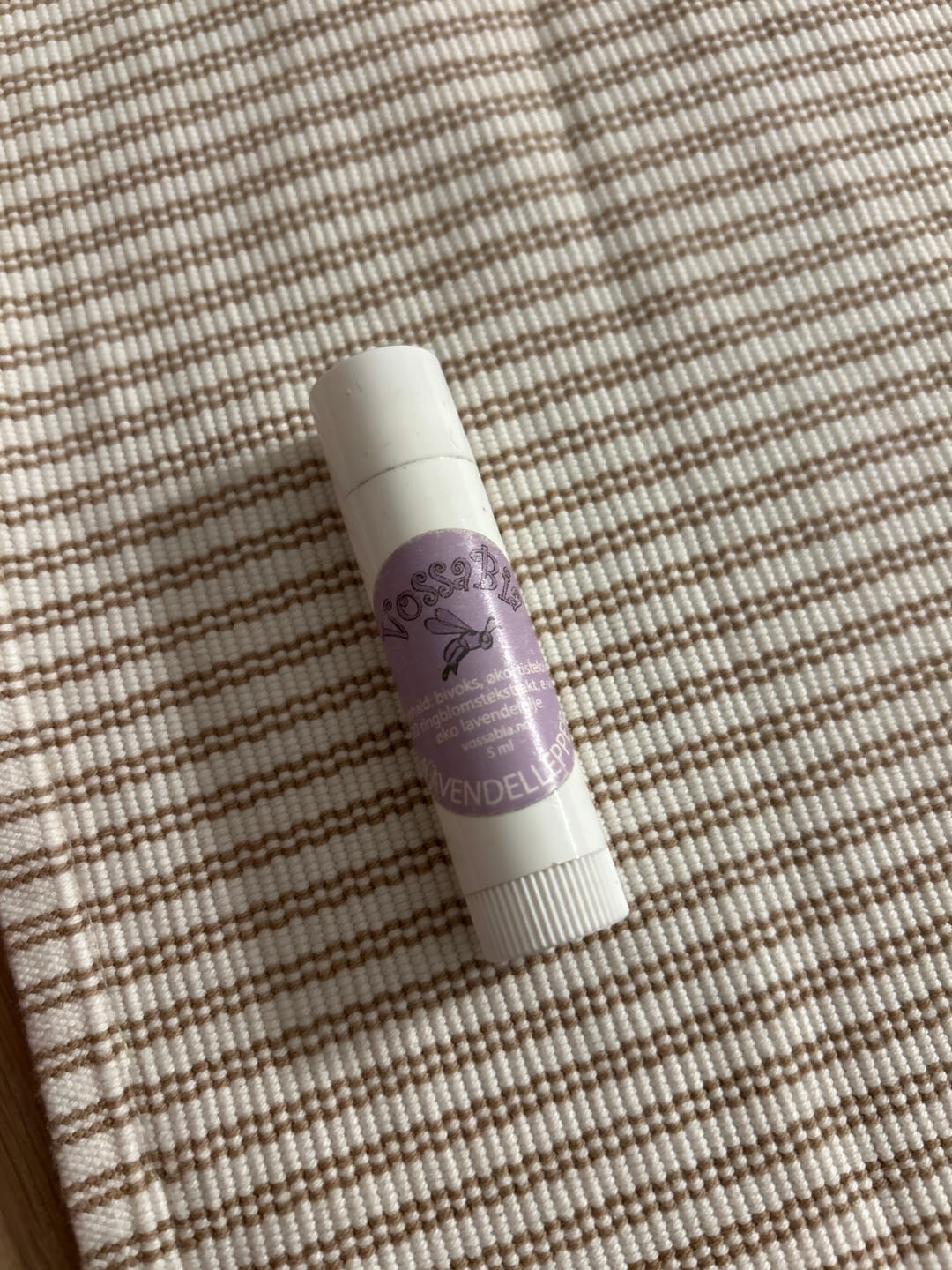 Reseña fotográfica de un cliente sobre el bálsamo labial de lavanda.